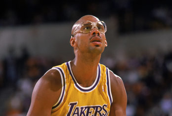 篮板王位置竞争激烈（篮板王宝座争夺白热化）