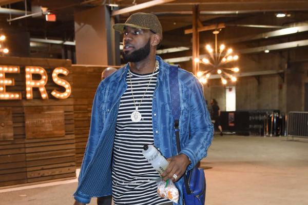 米体：米兰双雄均有意铃木彩艳，帕尔马要价2000万欧（米体：米兰双雄盯上铃木彩艳，帕尔马开价2000万欧）