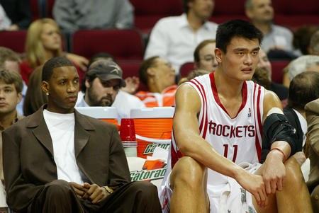 比赛第23圈，诺里斯追赶角田时四轮出白线，被赛会记录。（第23圈，诺里斯追角田时四轮越过白线，遭赛会记录）