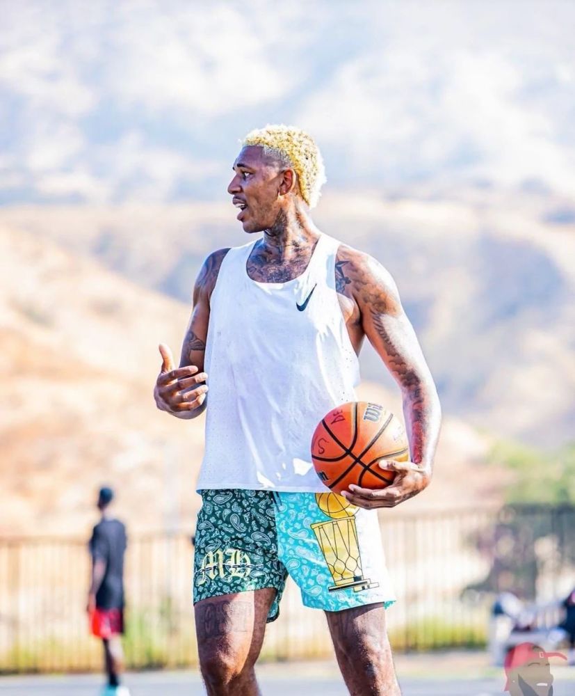 热刺全队已经抵达韩国，孙兴慜、梁民革举韩国国旗合照（热刺全队抵韩，孙兴慜与梁民革举国旗合影）